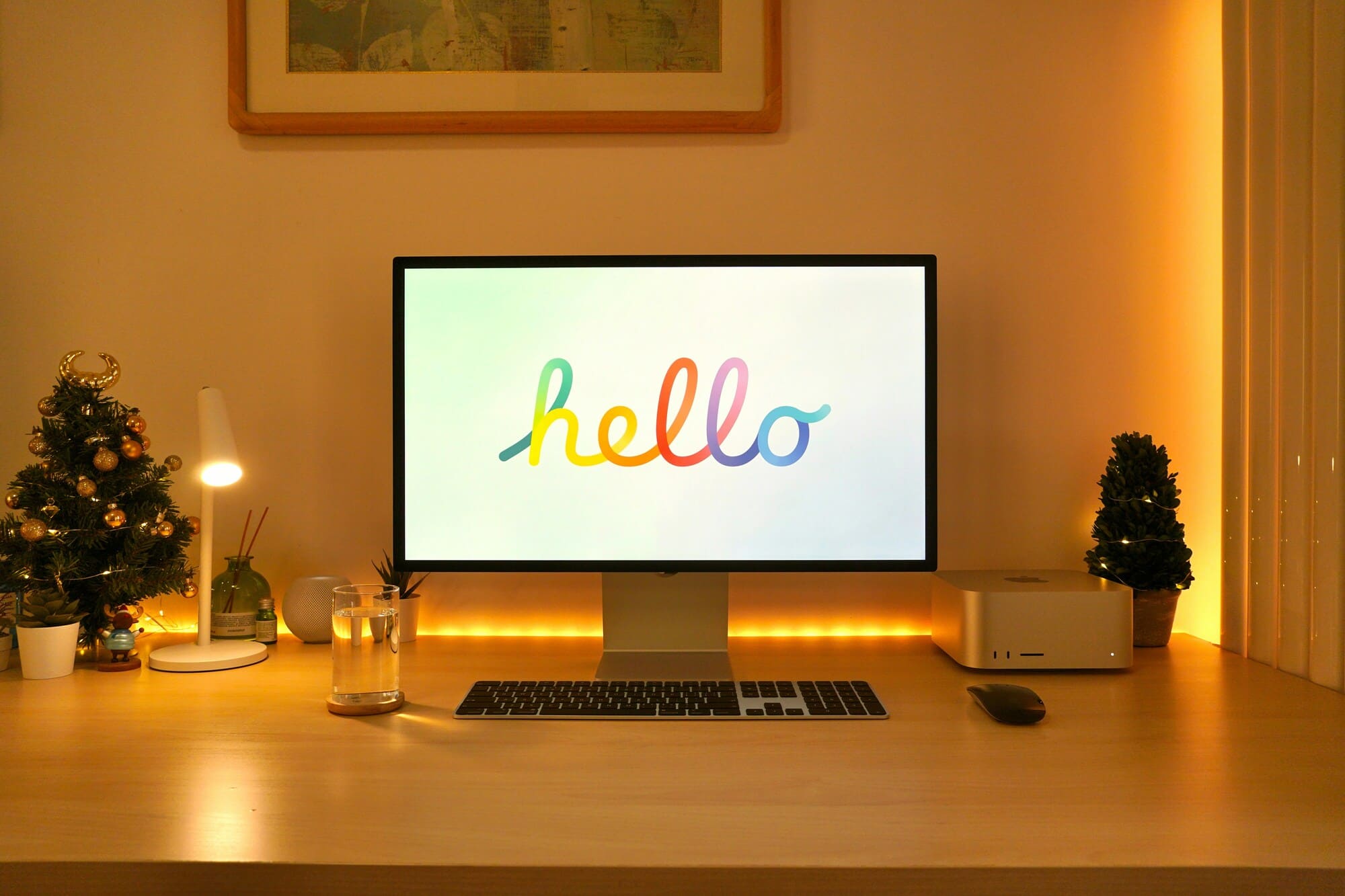 Escritorio con una computadora encima con la pantalla prendida con la frase hello.